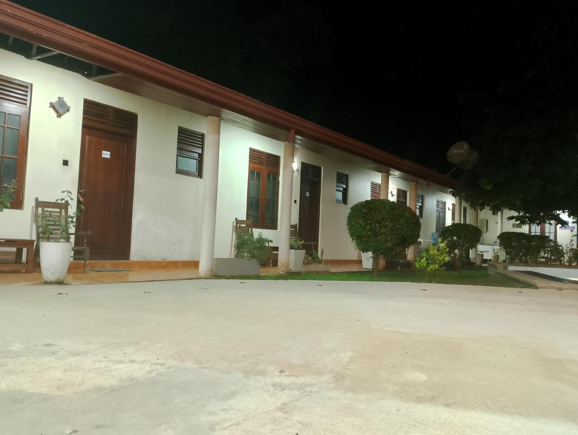 Malindu Yala Gate Hotel Tissamaharama Exterior photo