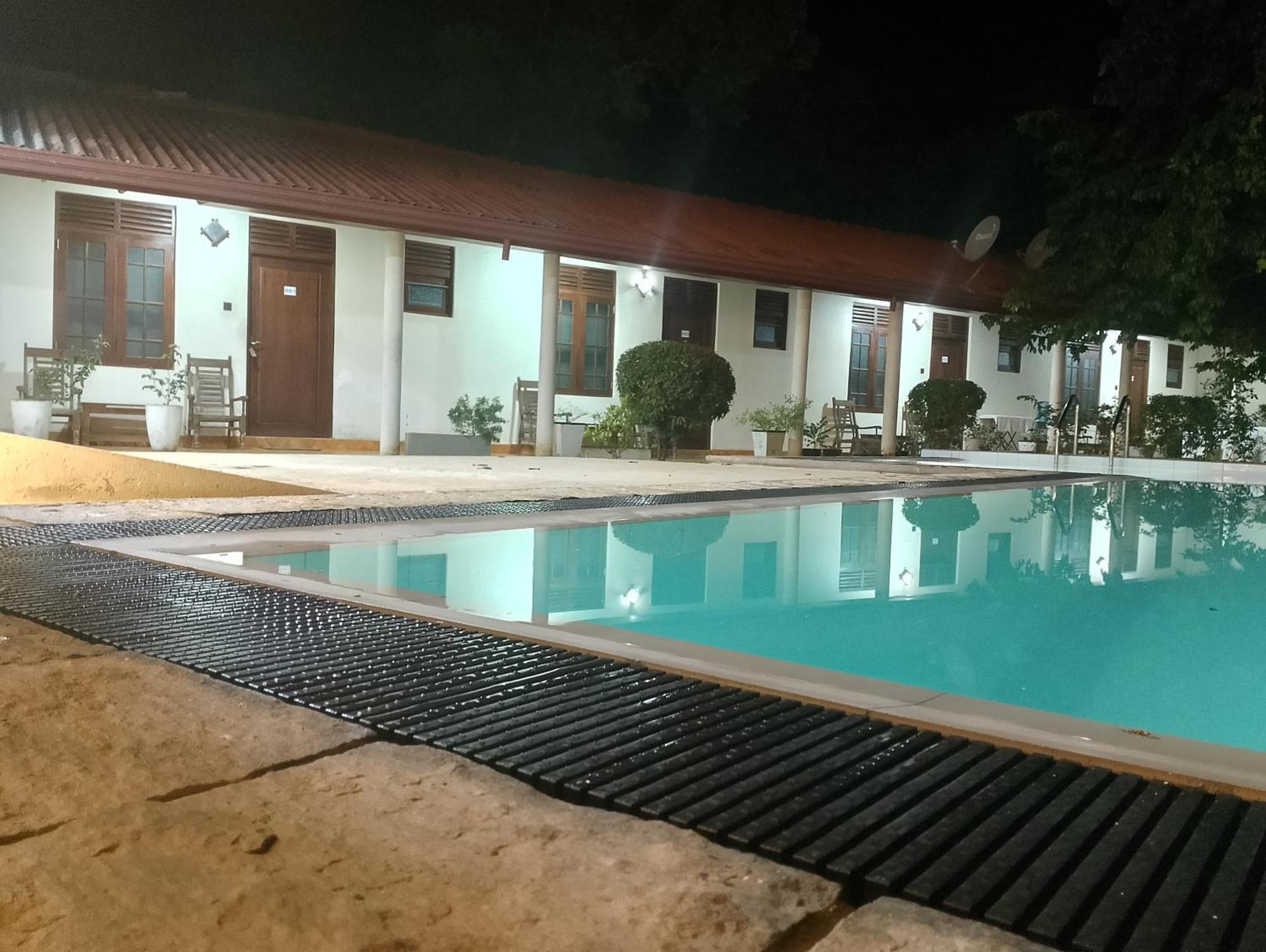 Malindu Yala Gate Hotel Tissamaharama Exterior photo