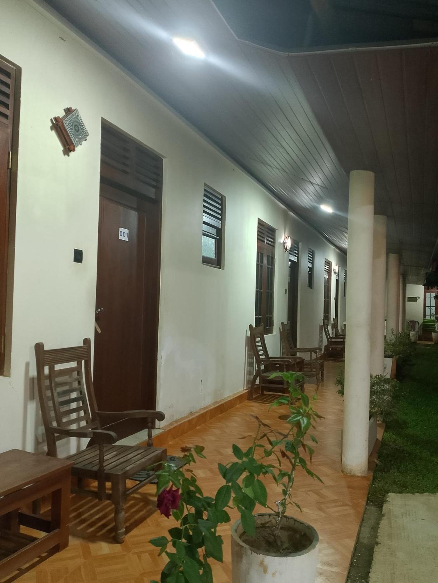 Malindu Yala Gate Hotel Tissamaharama Exterior photo